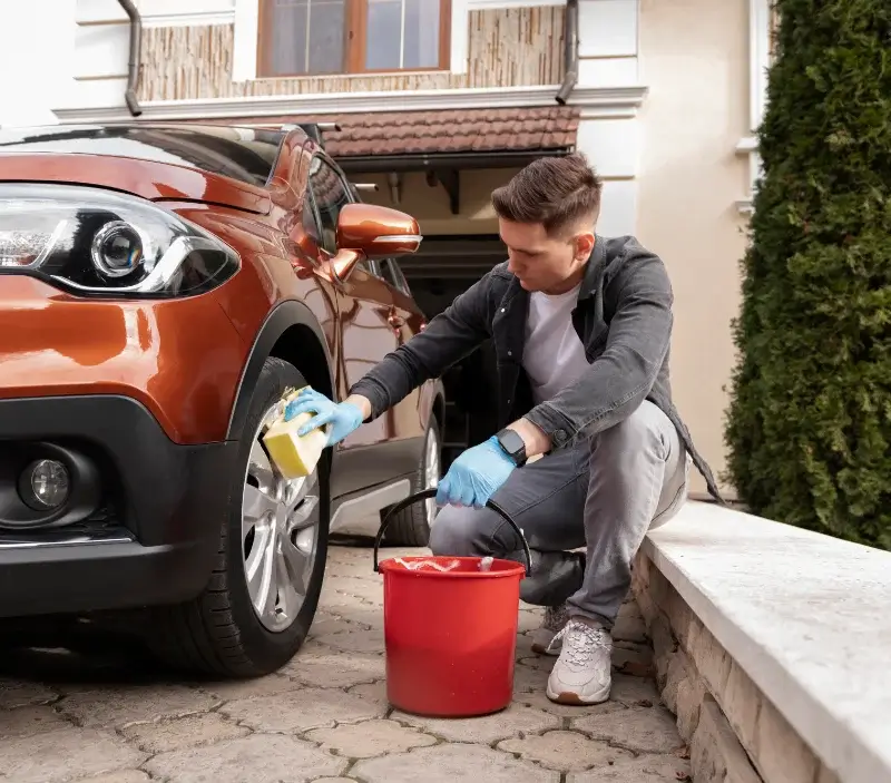 Lavage auto à domicile Sainte-Anne : professionnel intervenant sur un véhicule